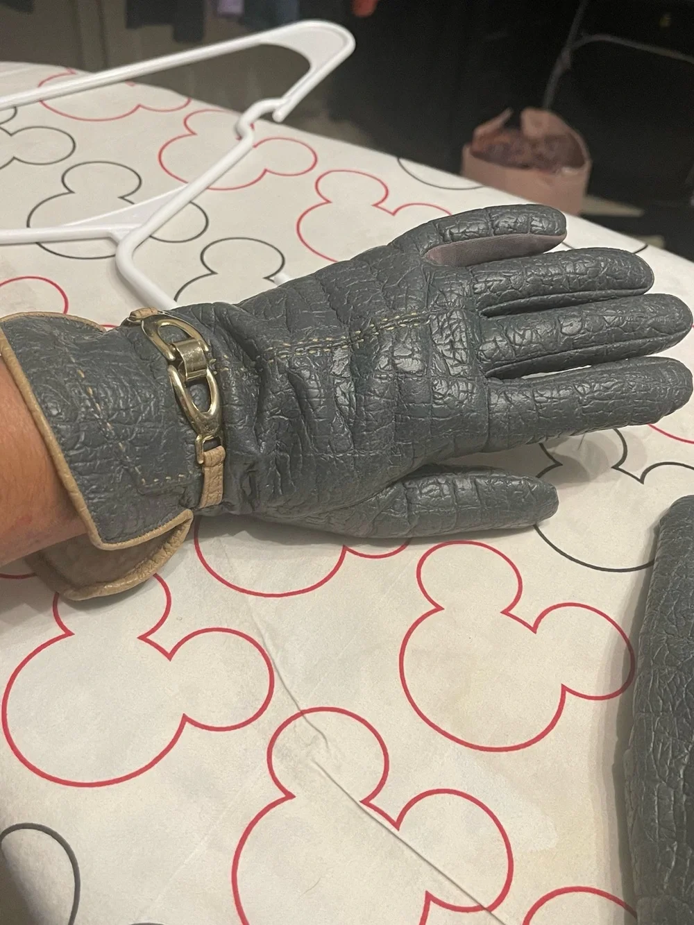 Women’s Aris Leather Gloves with Gold Accent in Grey Vintage
